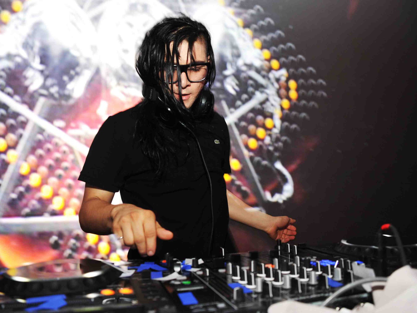 Skrillex играет новые треки