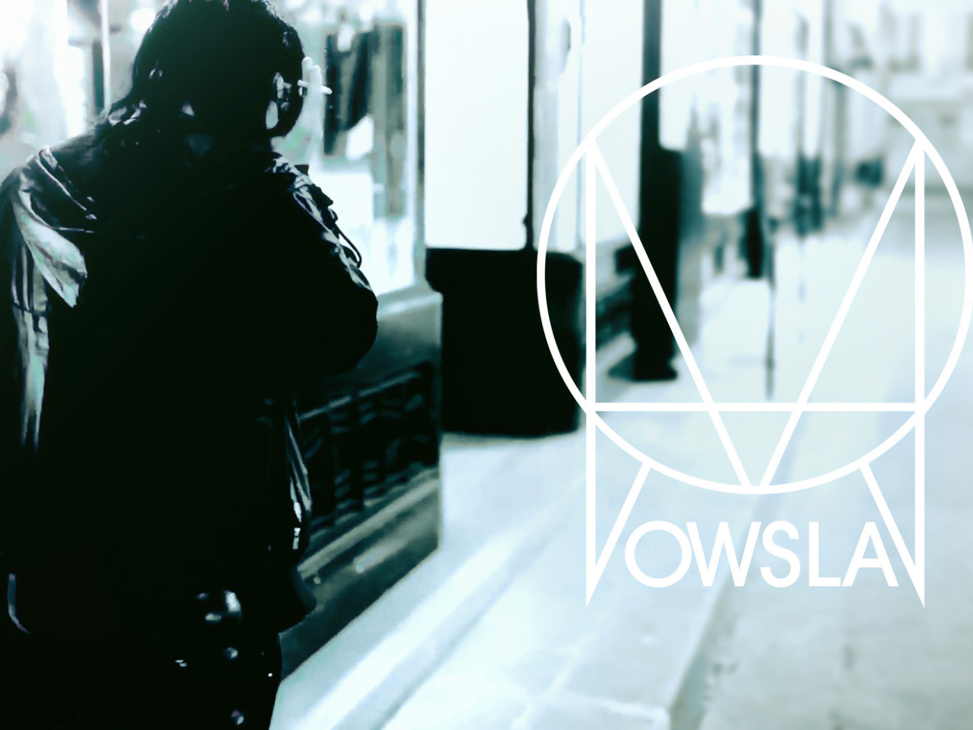 Skrillex идет по улице