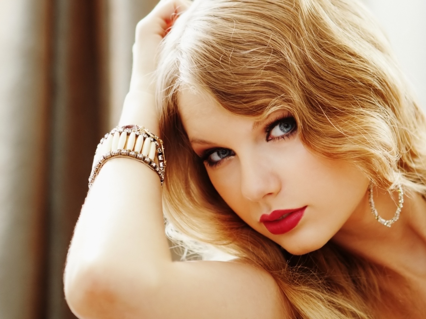 Taylor Swift красные губы