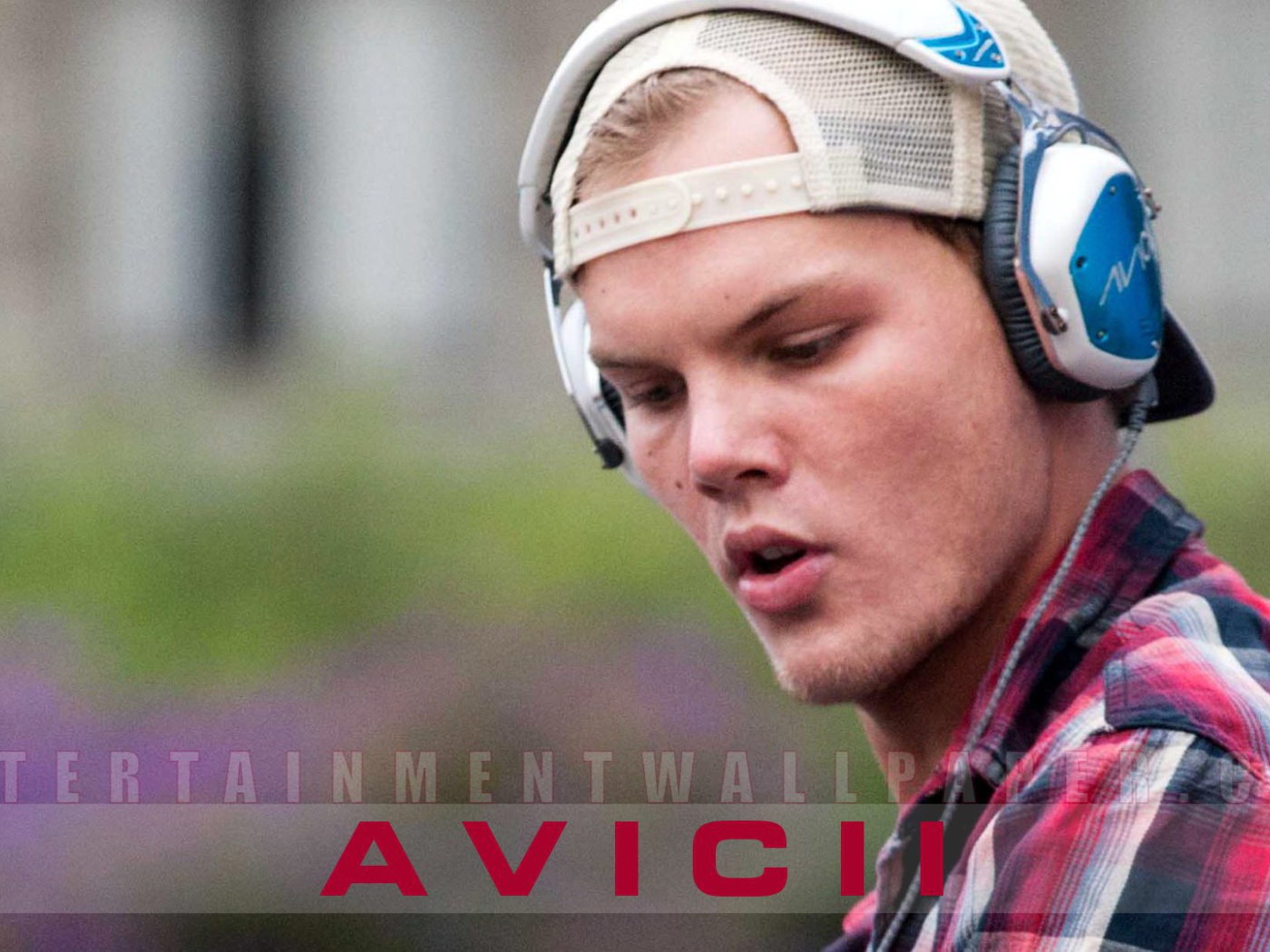 Avicii в наушниках
