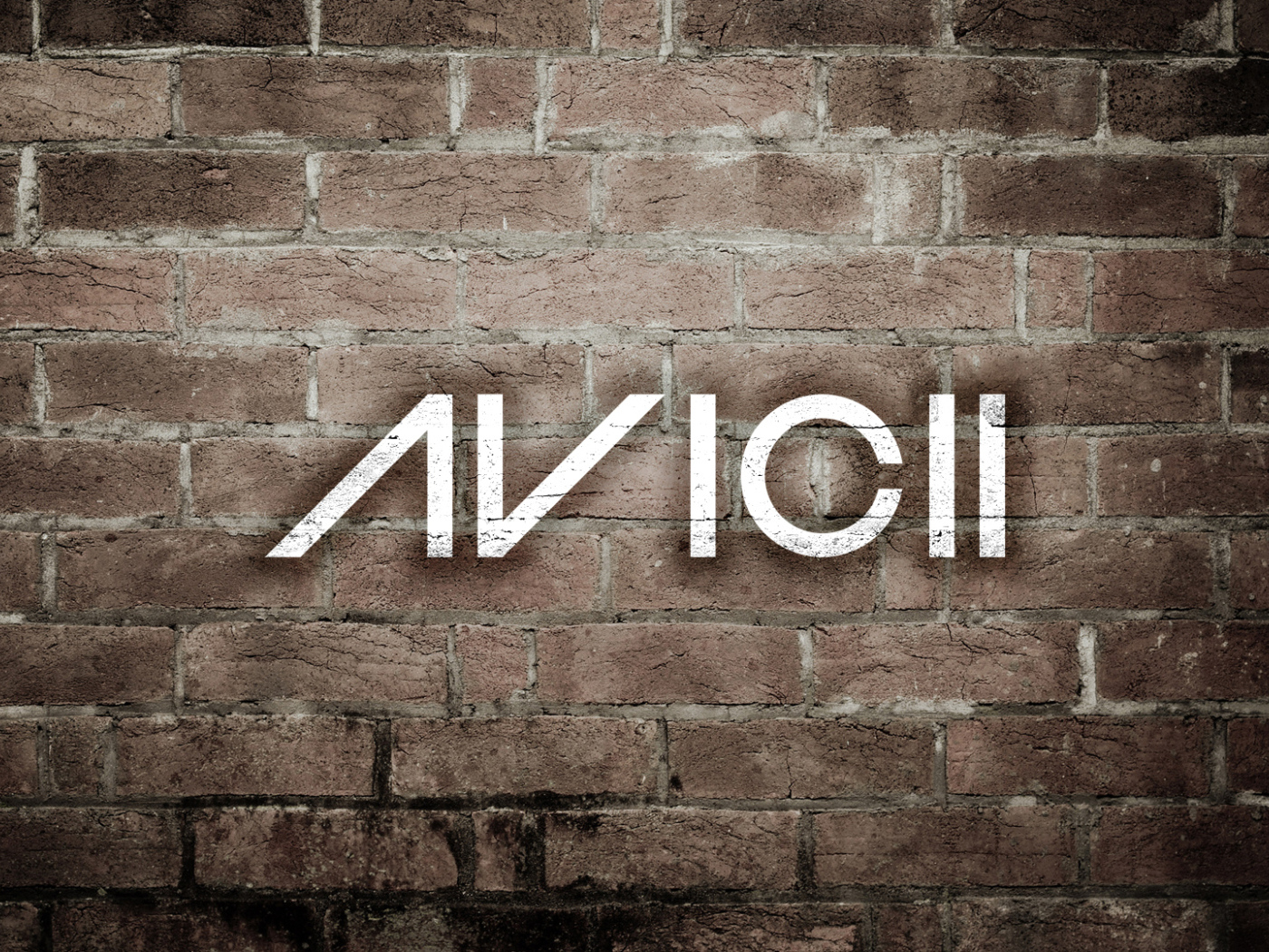 Avicii на фоне кирпичей