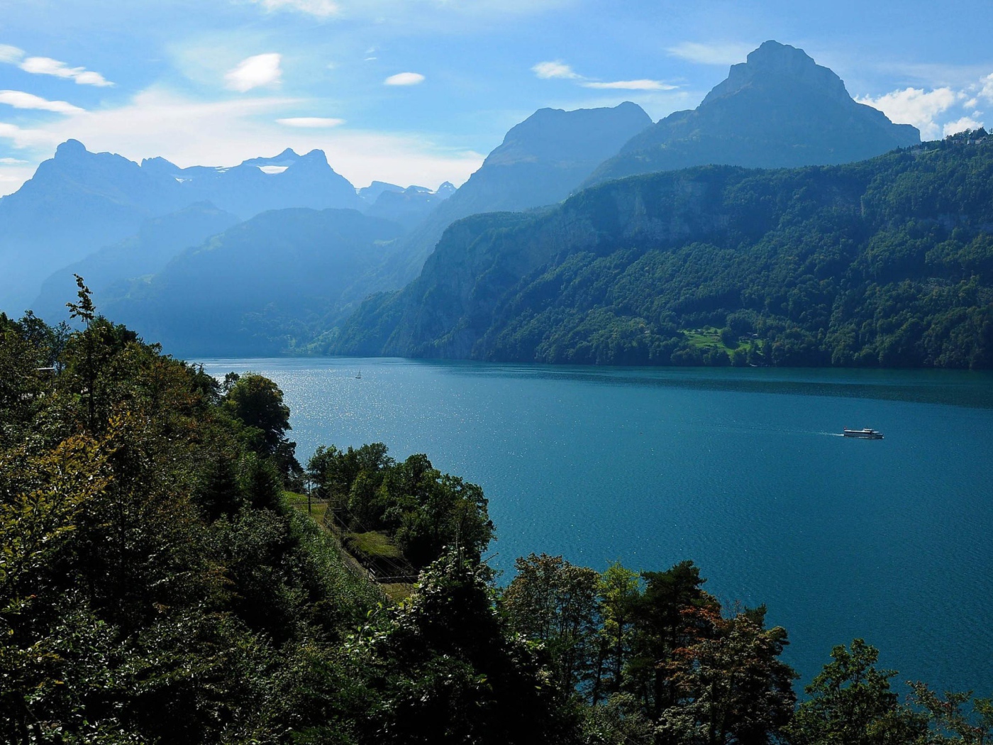 Большая река среди гор