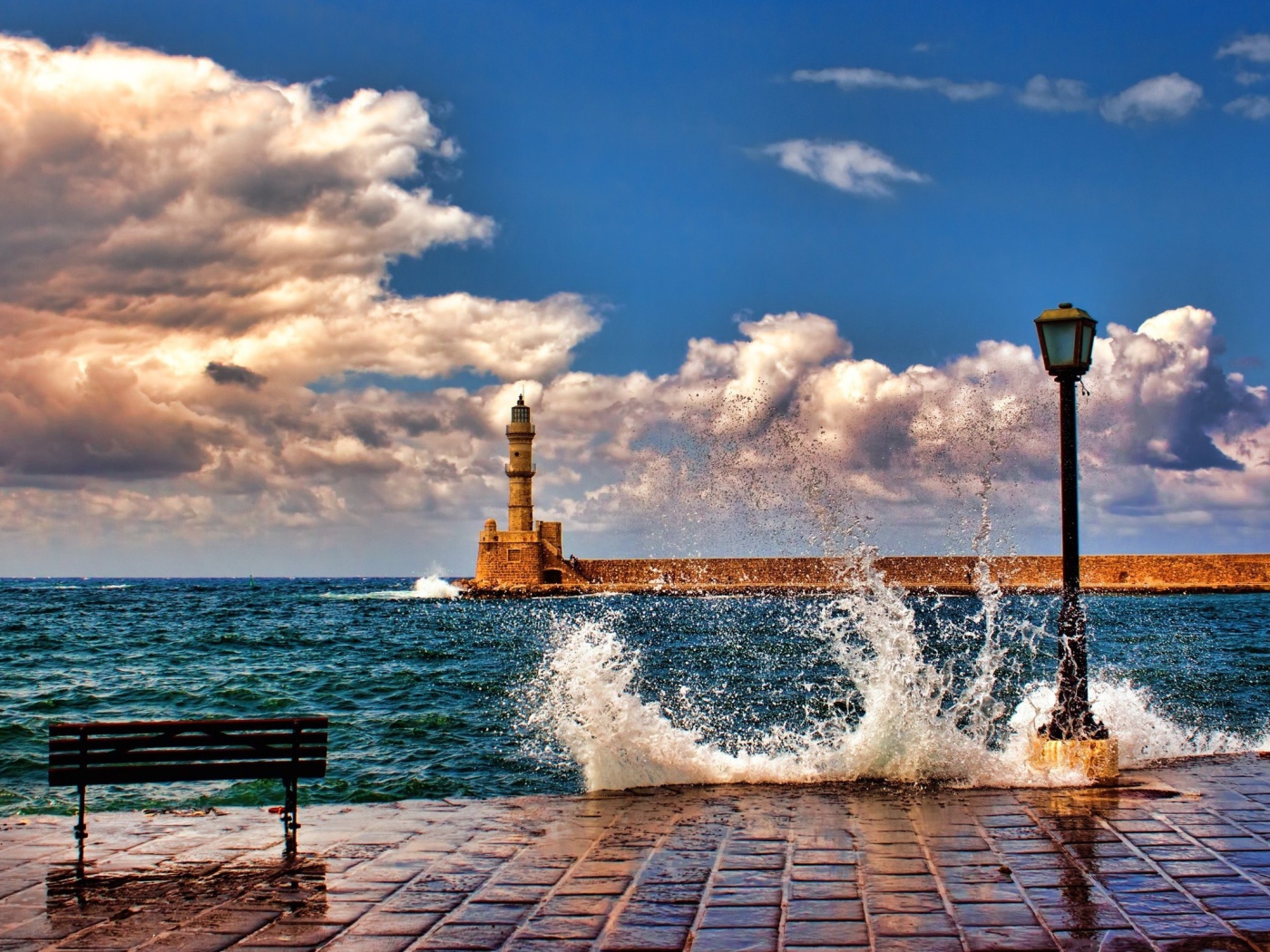 Волны и маяк