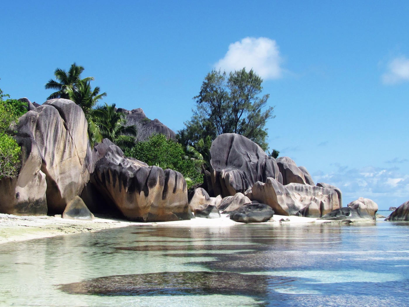 Причудливые формы камней на берегу