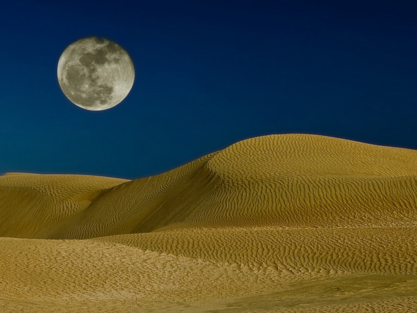 Луна над песчаным барханом