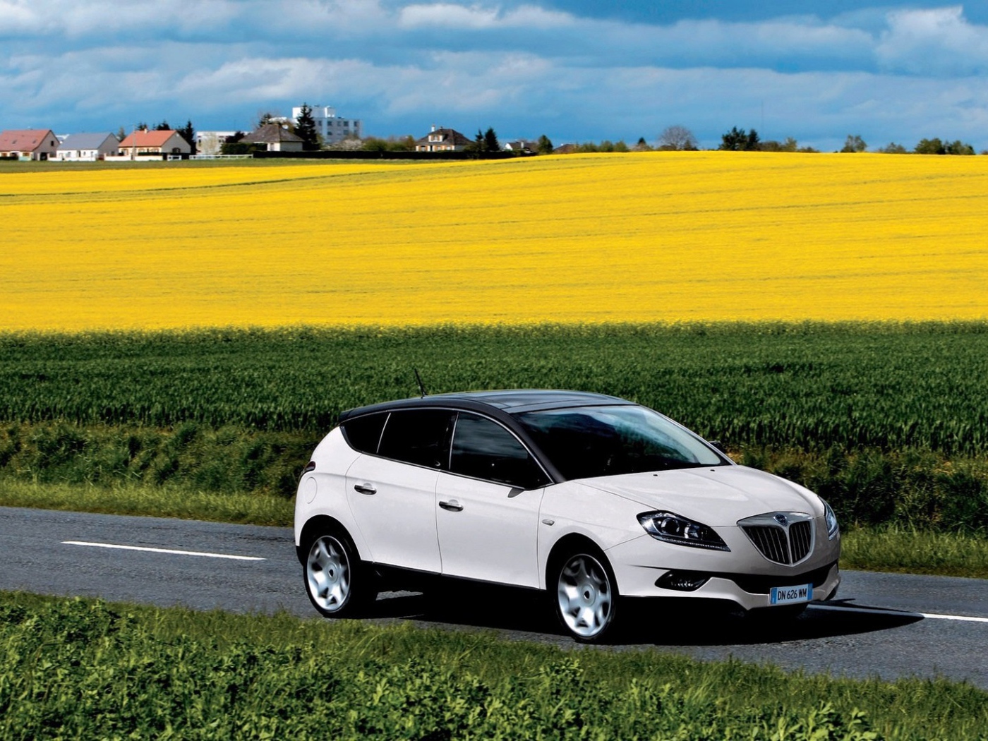 Автомобиль едет среди полей