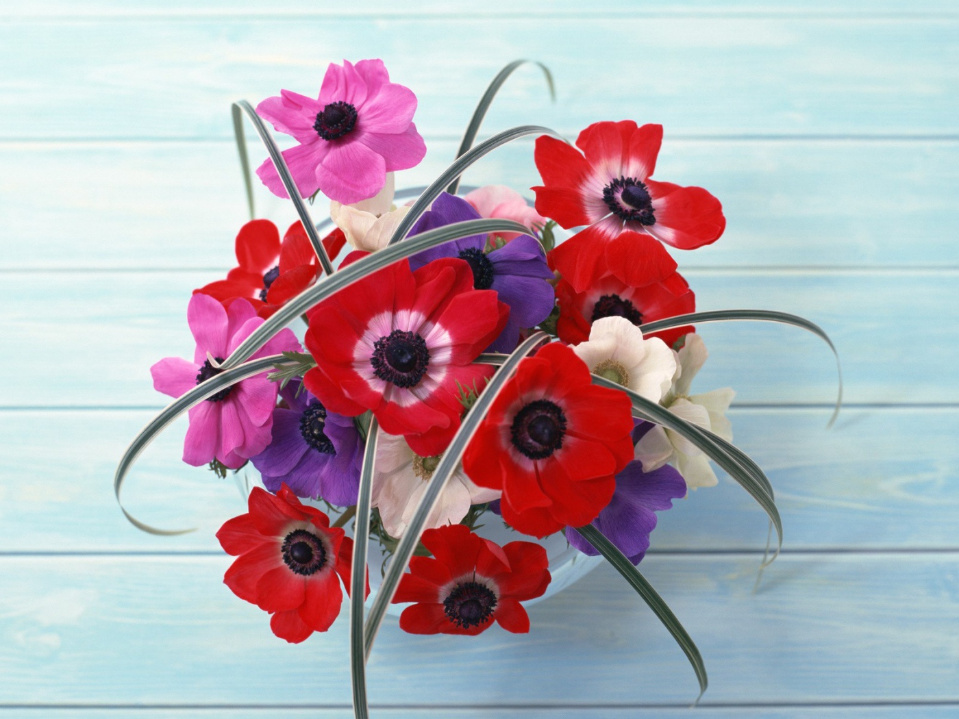 Букет в вазе на полу