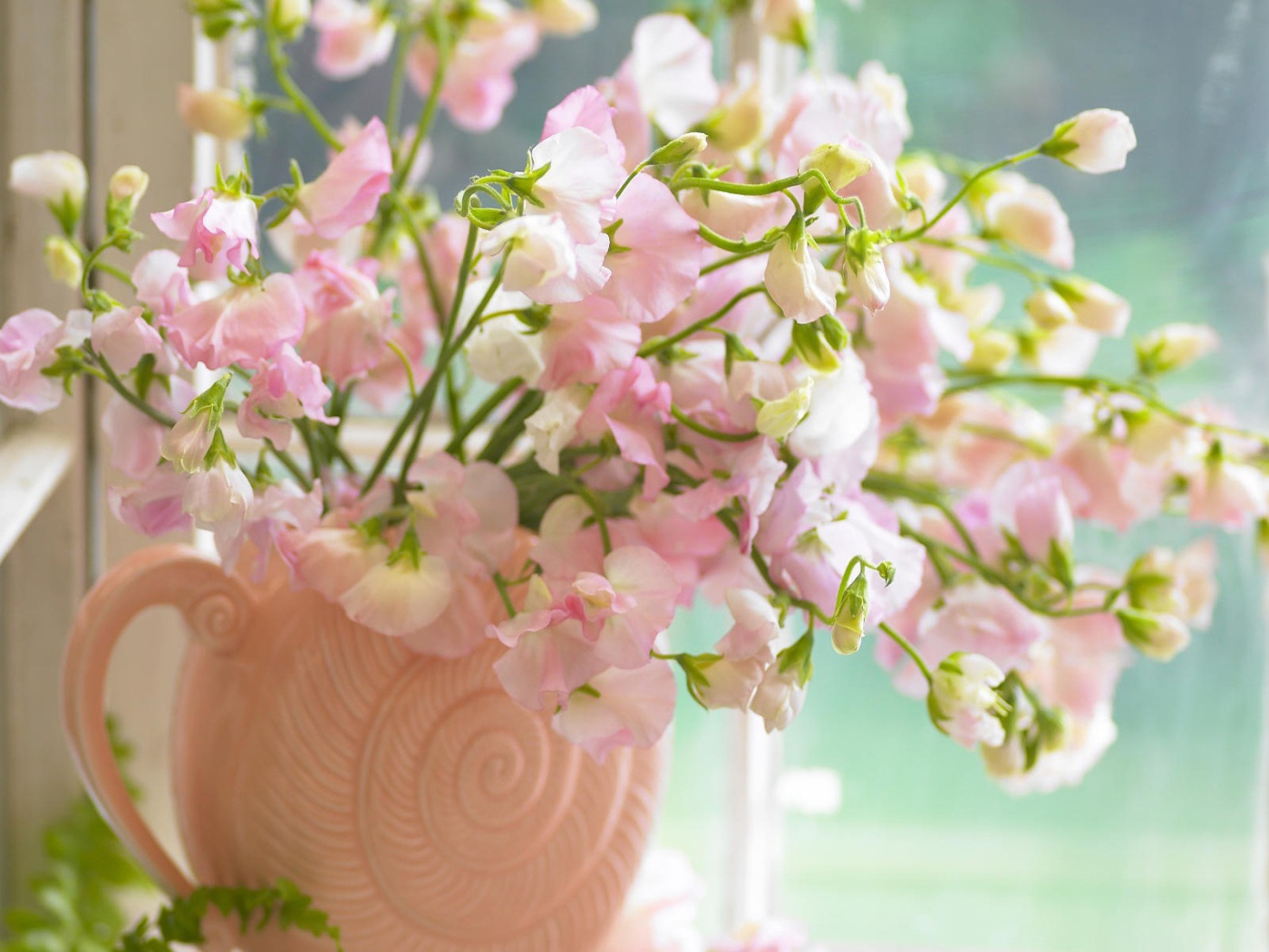 Розовые цветы в вазе