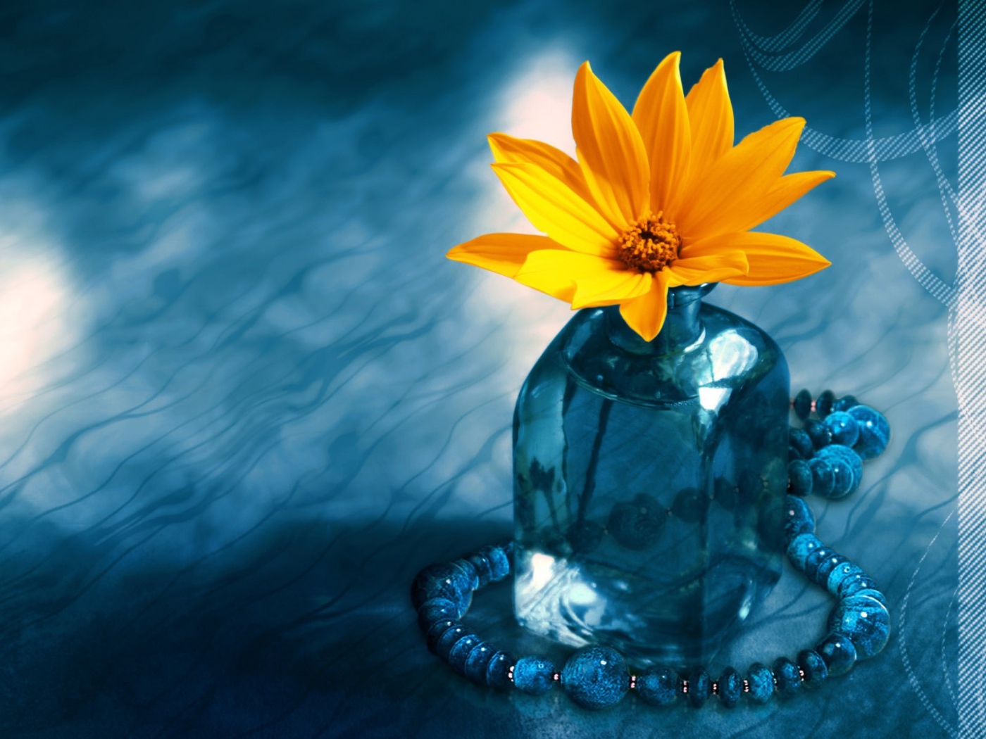 Желтый цветок в синей бутылке