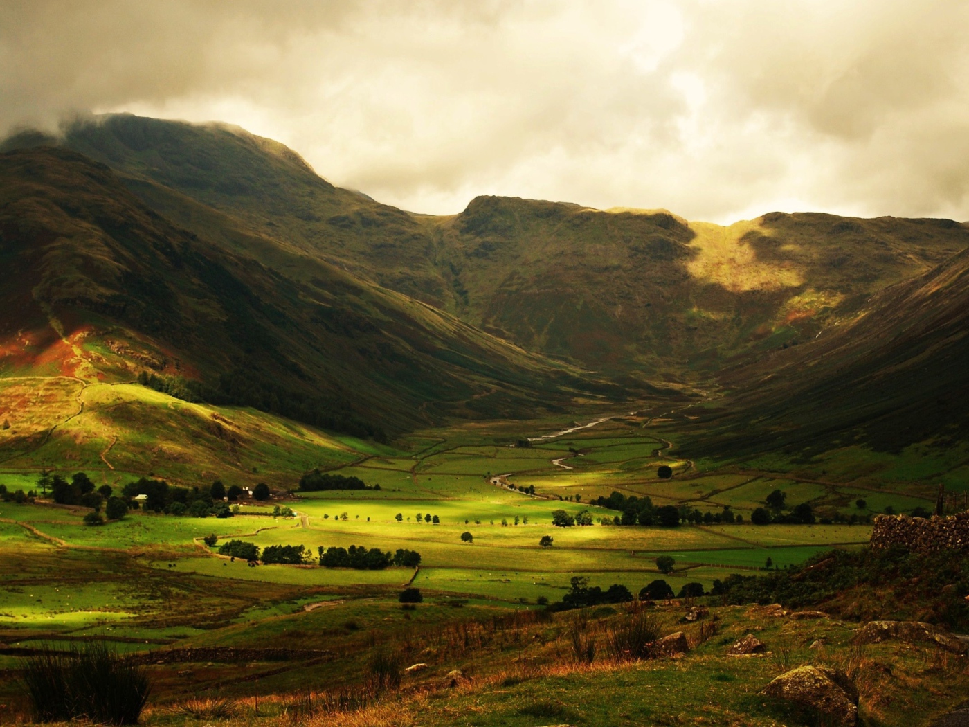 На долину надвигаются тучи