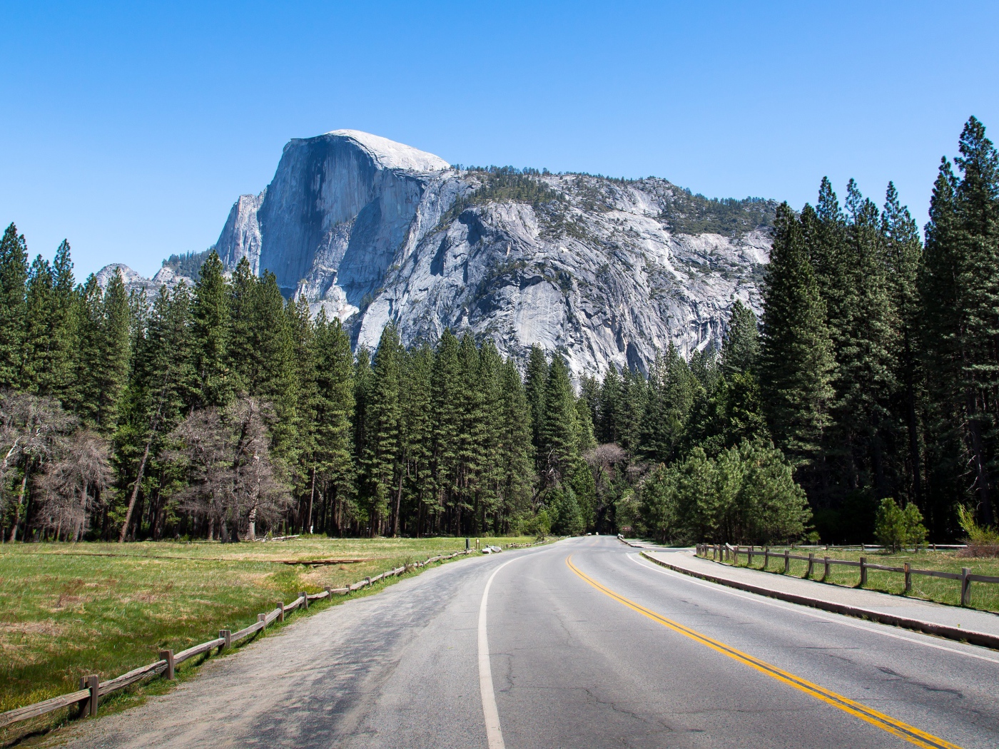 Пейзаж с горной дорогой