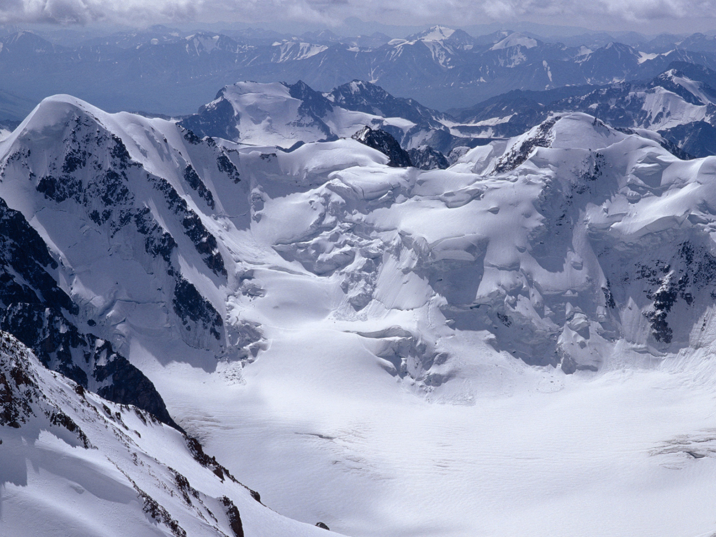 Снег сползает с гор