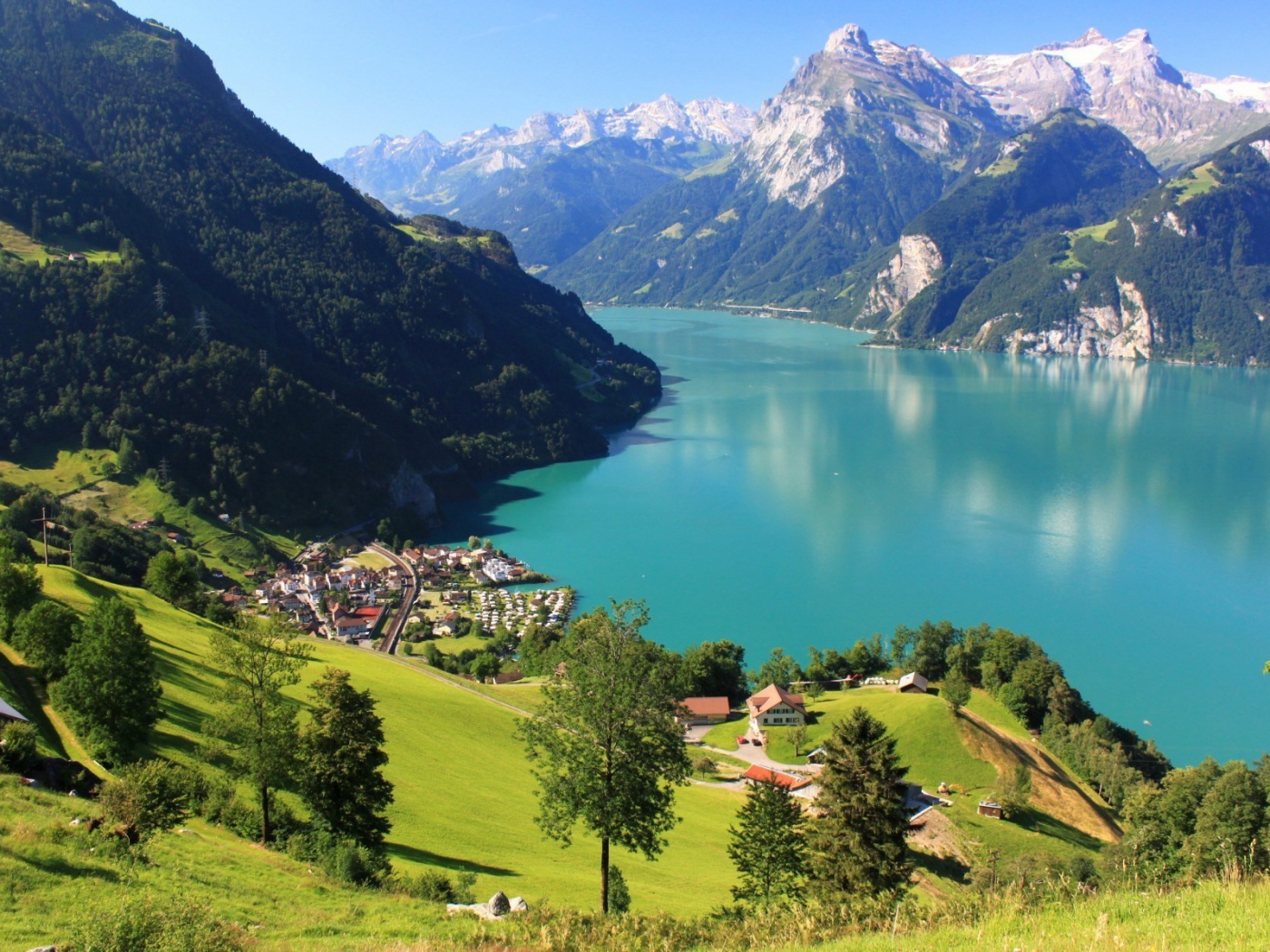 Город у горного озера