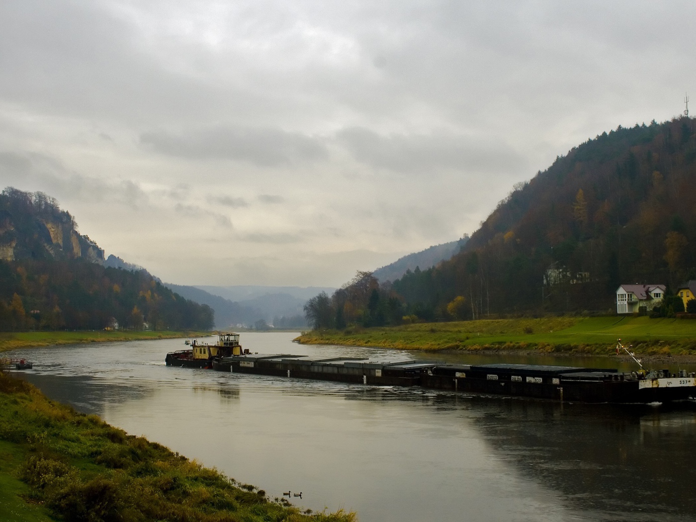 Баржа на реке