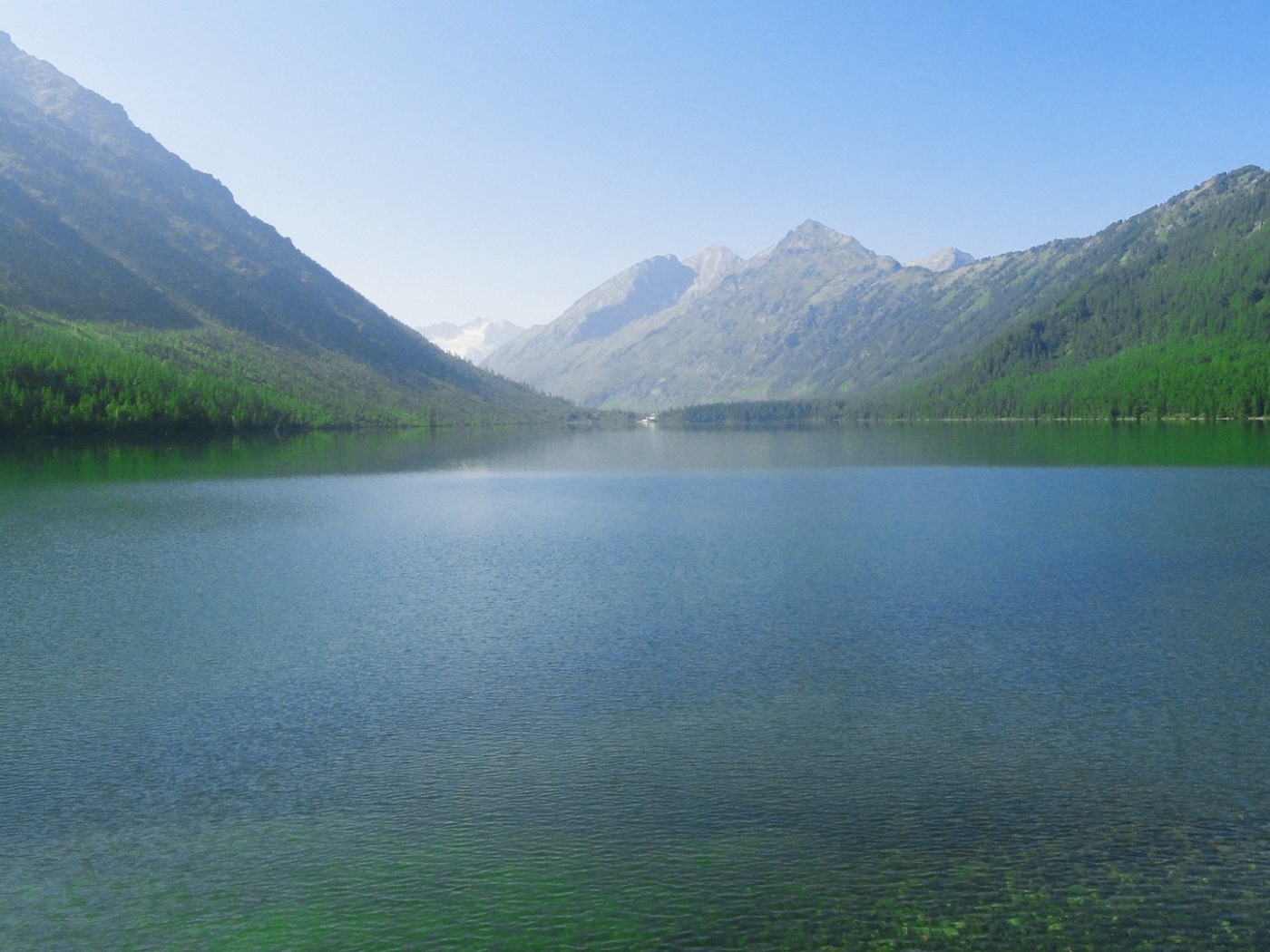 Горный пейзаж с озером и лесом