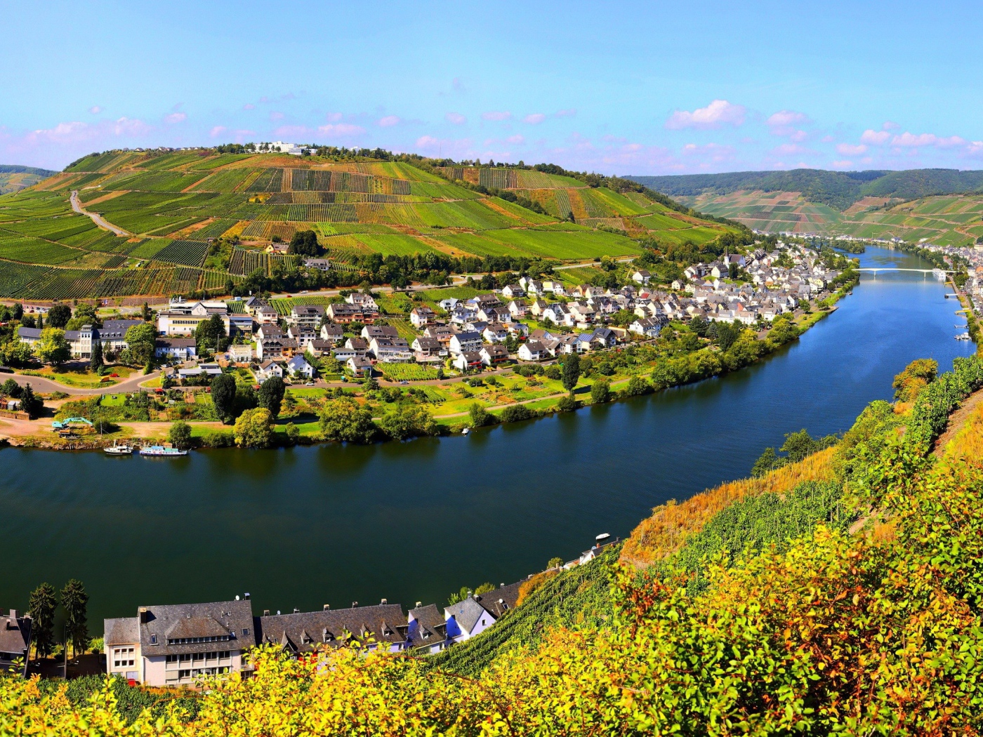 Город у реки