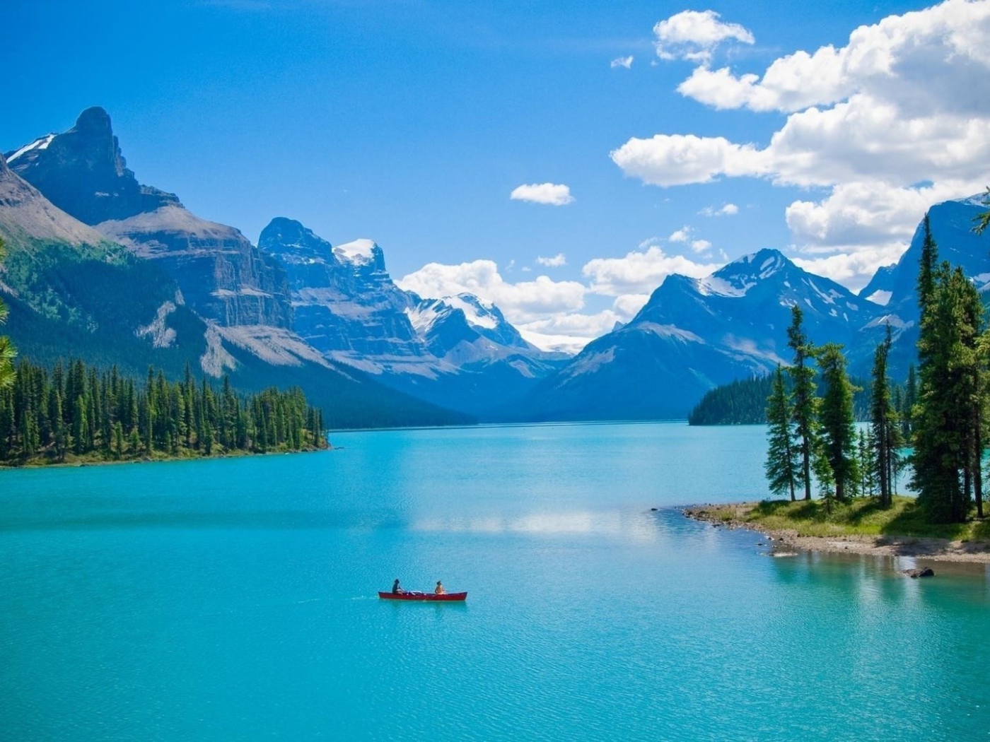 Двое в лодке на озере