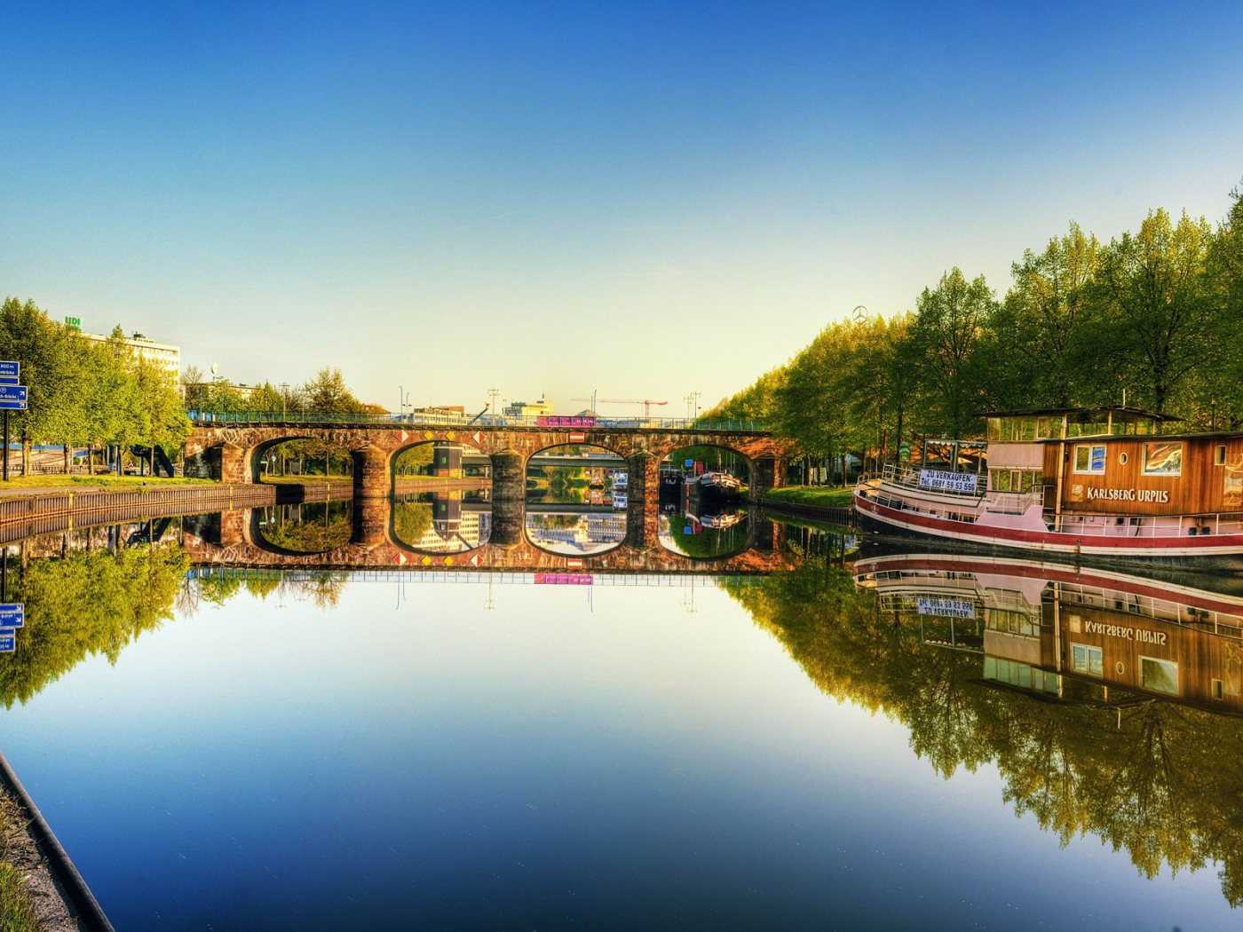 Катер плывет по реке