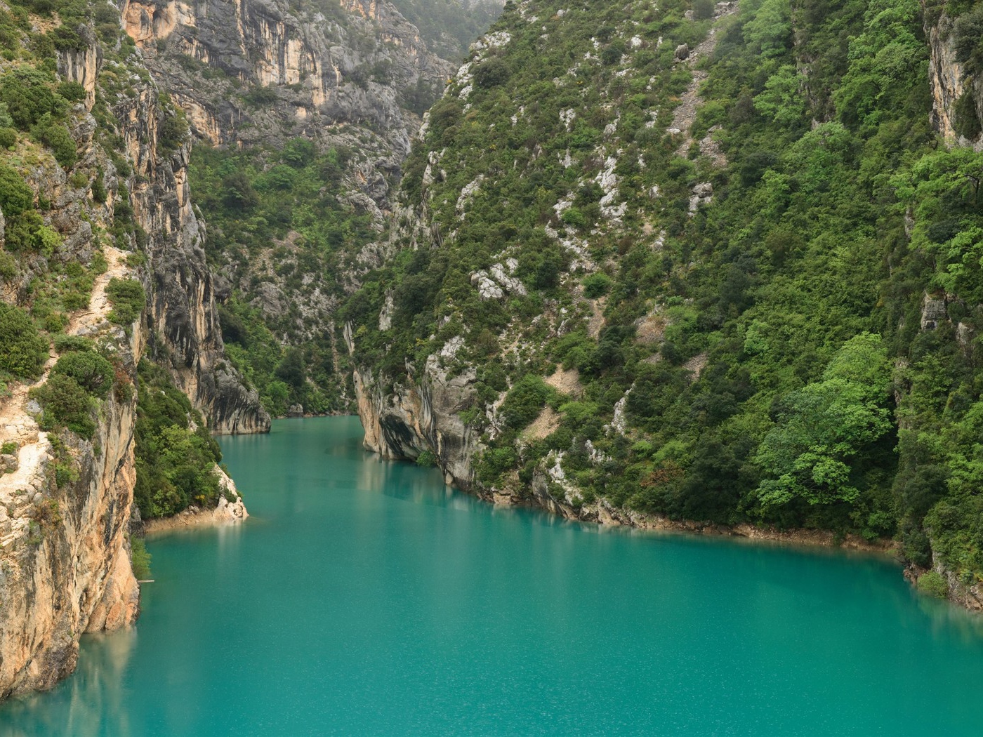 Озеро в ущелье