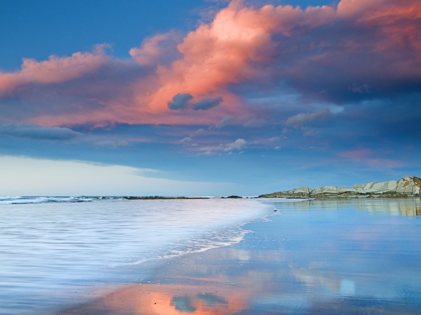 Красивые облака  над морем