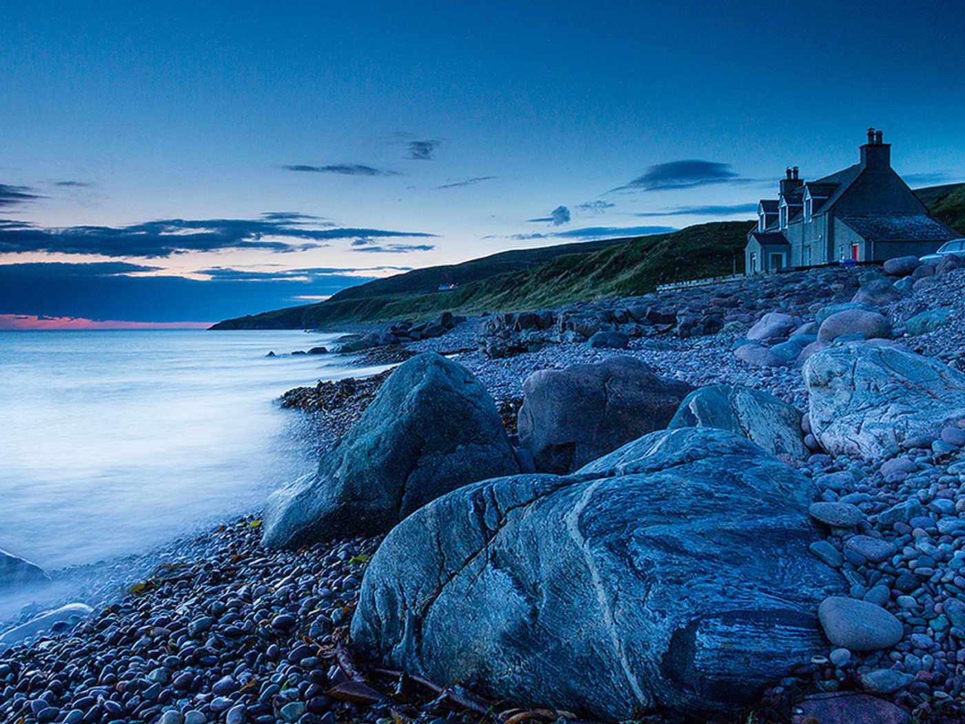 Костел на каменистом берегу