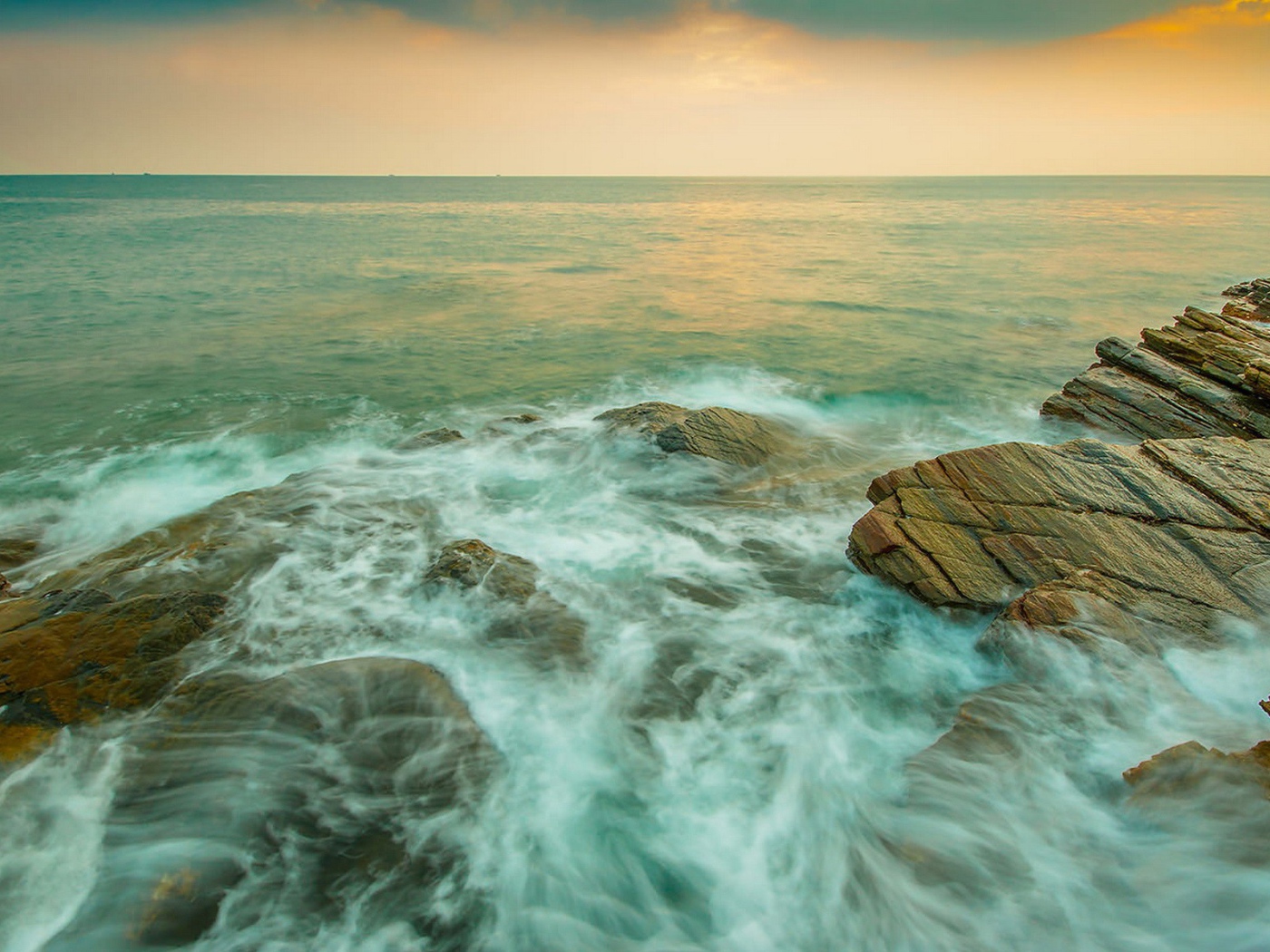 Морские волны на камнях