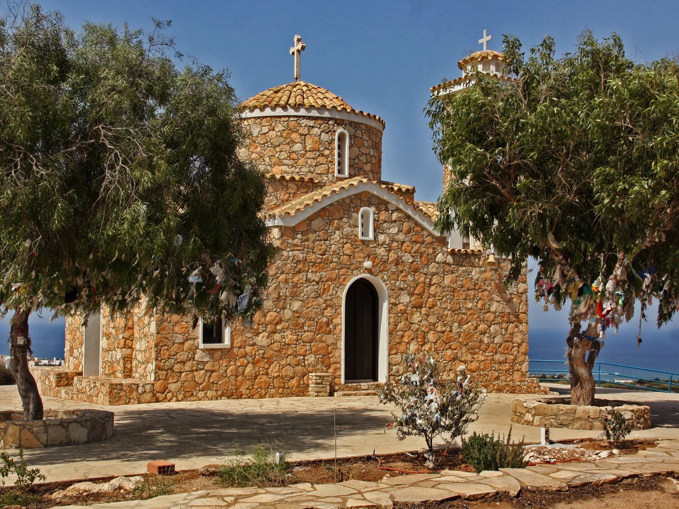 Религиозный храм у моря