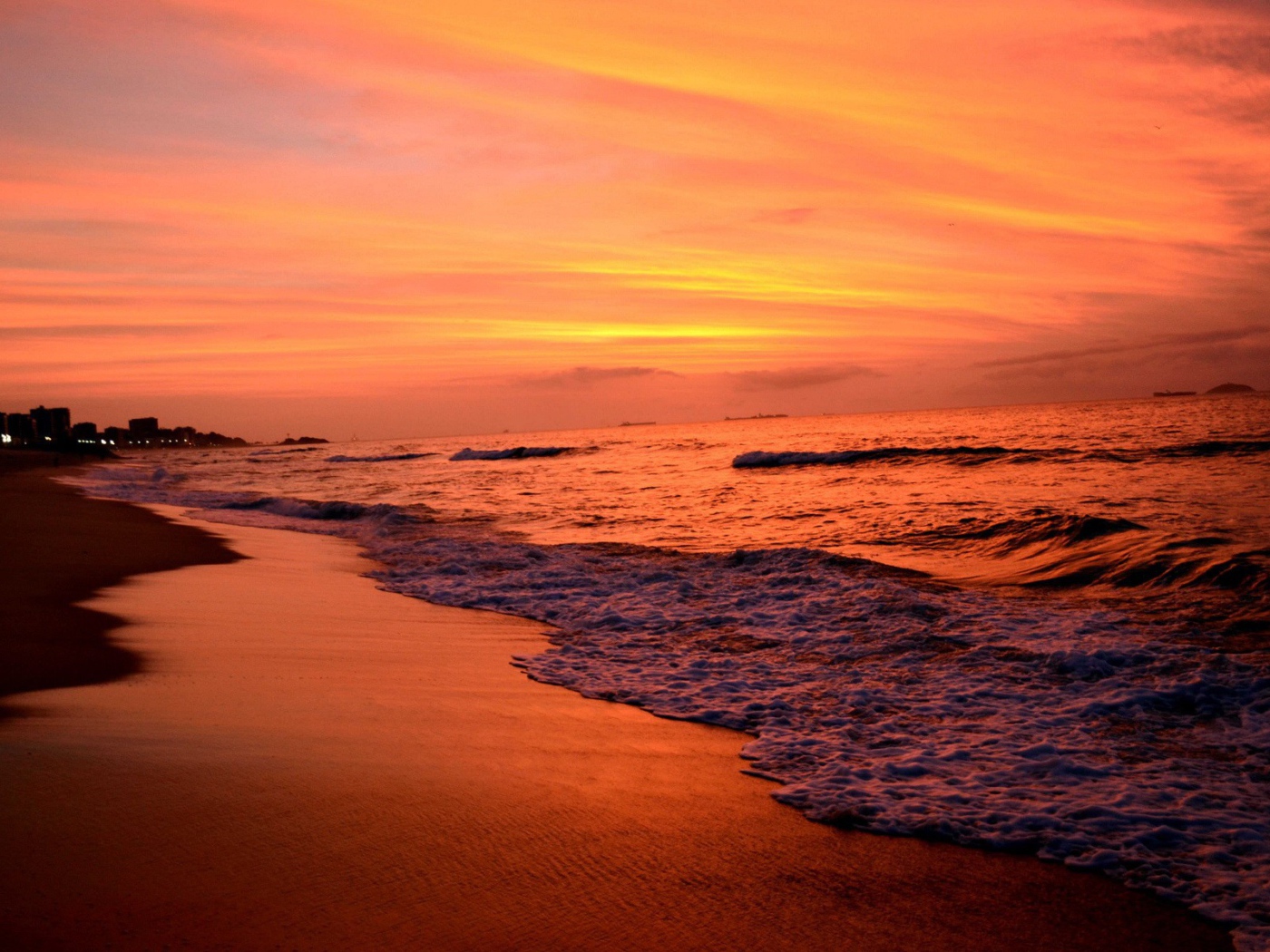 На закате волны лижут пляж