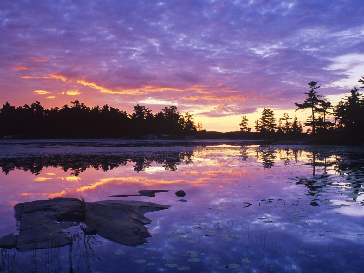 Сиреневый закат над озером