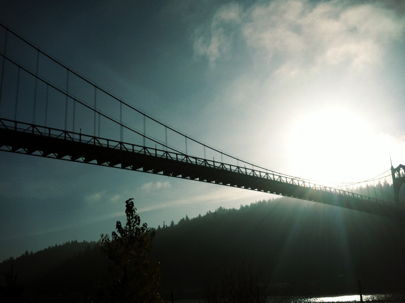 Закат у подвесного моста