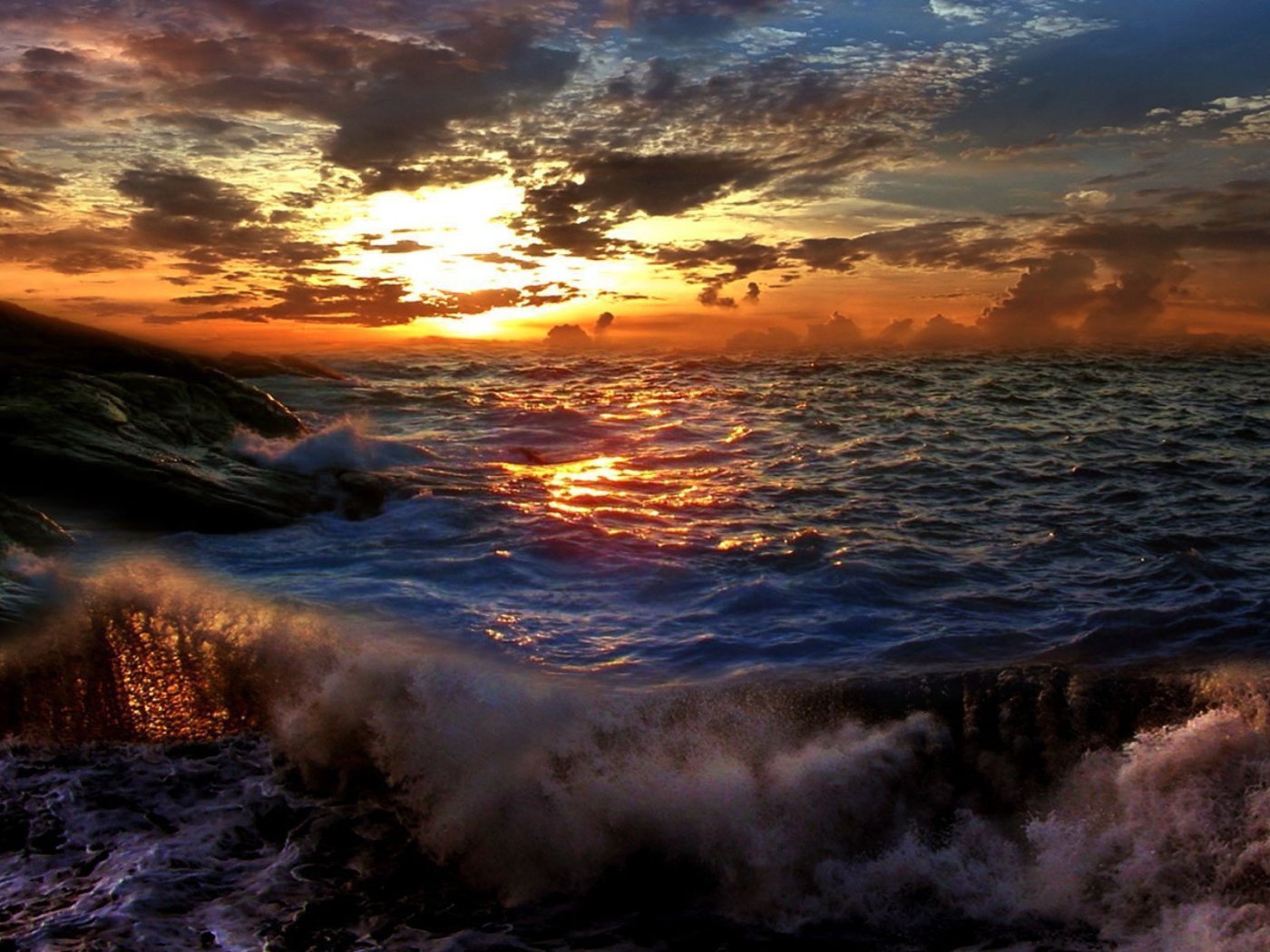 Закат на штормовом море