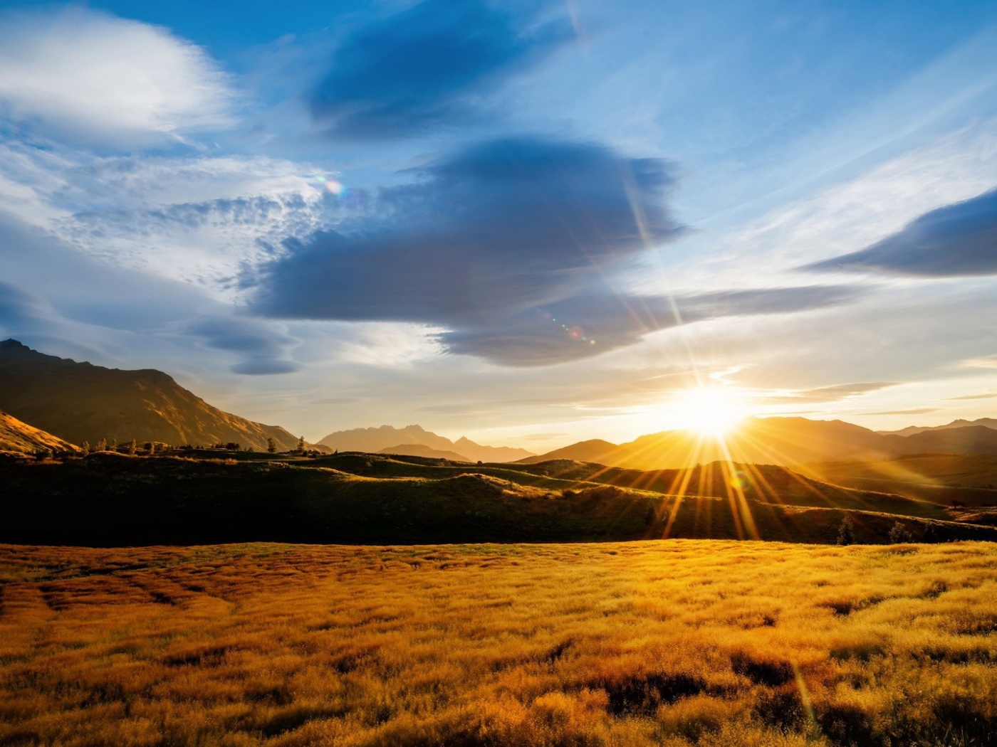 Солнце заходит за гору