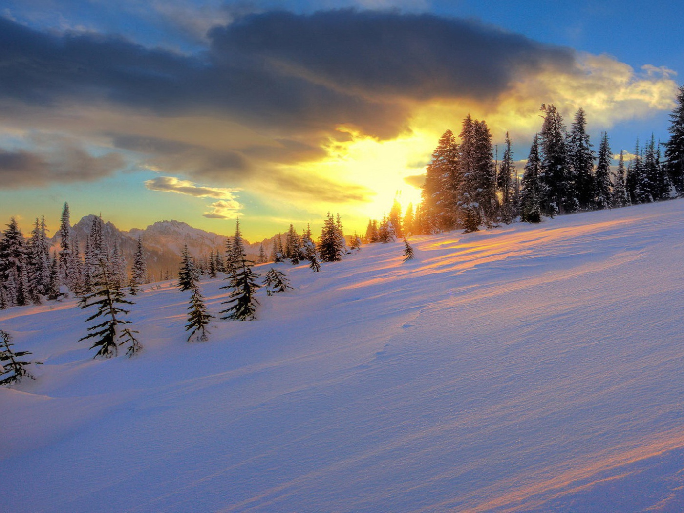 Закат на склоне горы