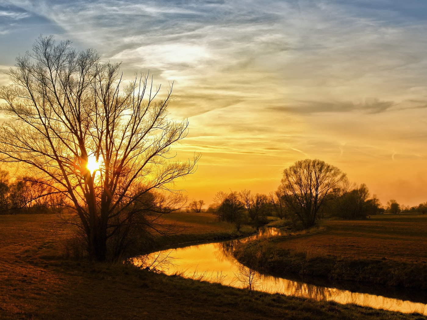 Закат над полем и рекой