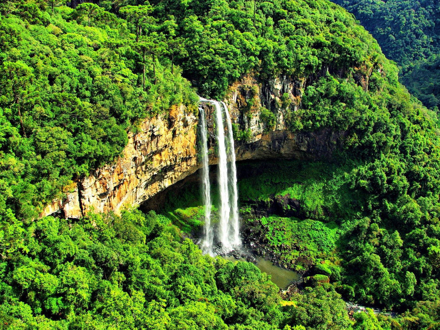Водопад в горах