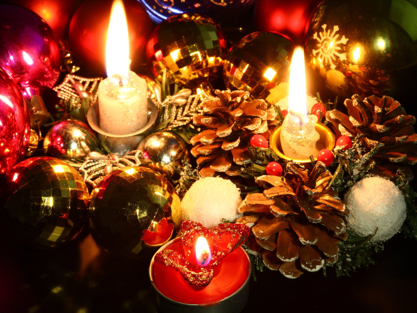 Свечи, шишки и ёлочные игрушки