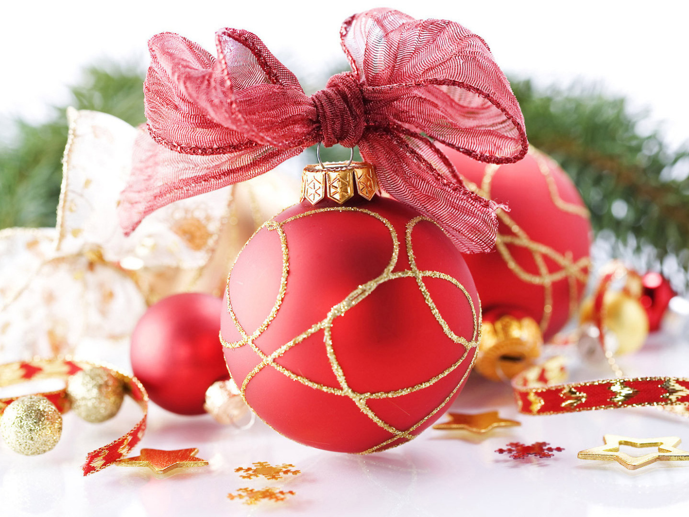 Елочные игрушки шарики