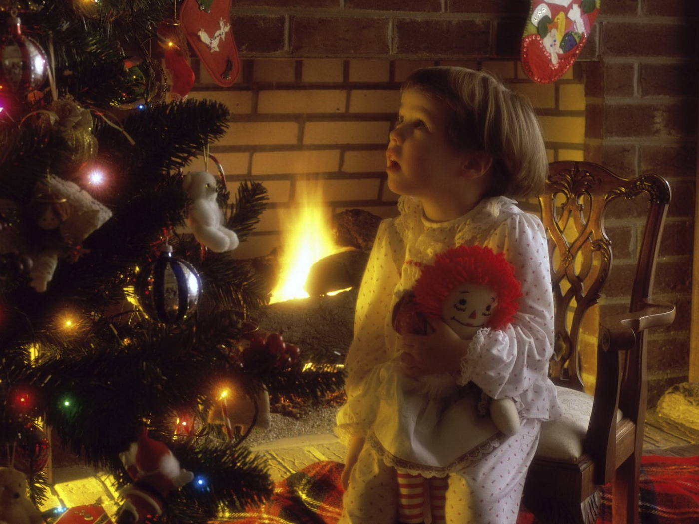 Ребенок у Новогодней елки