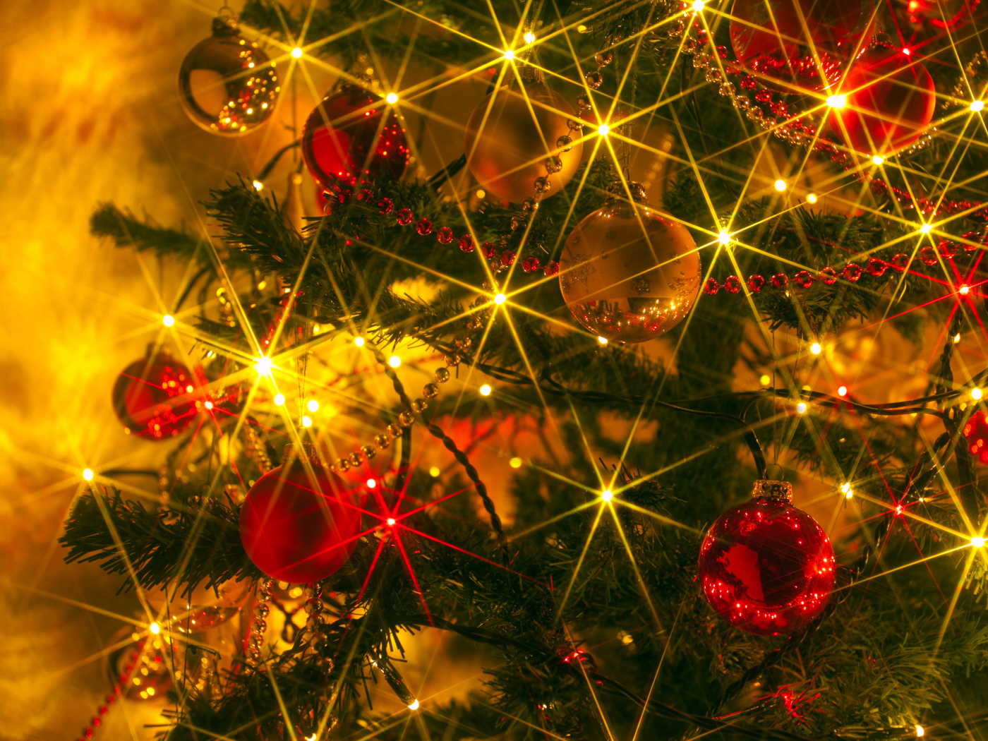 Новогодняя елка удивительные украшения 2014