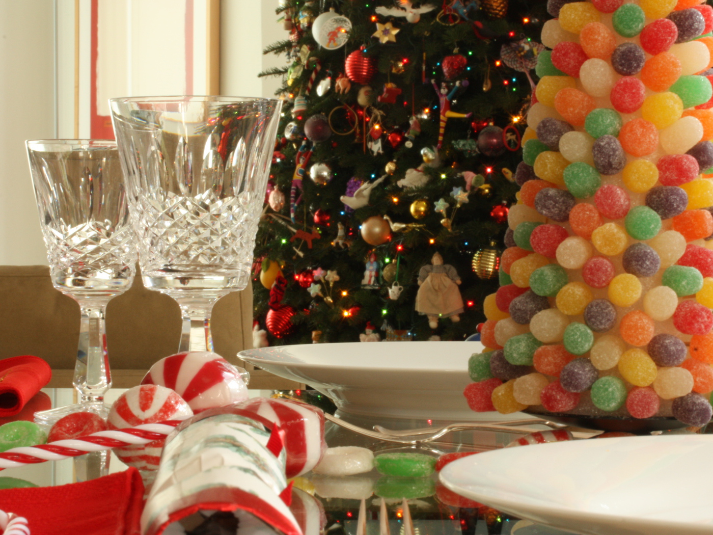 Новогодняя елка и красивый стол