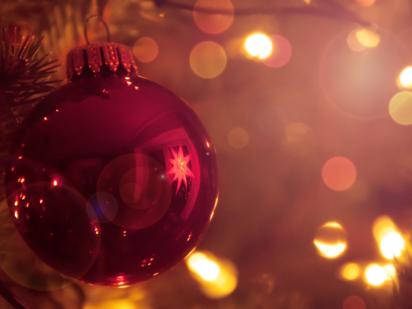 Красная елочная игрушка