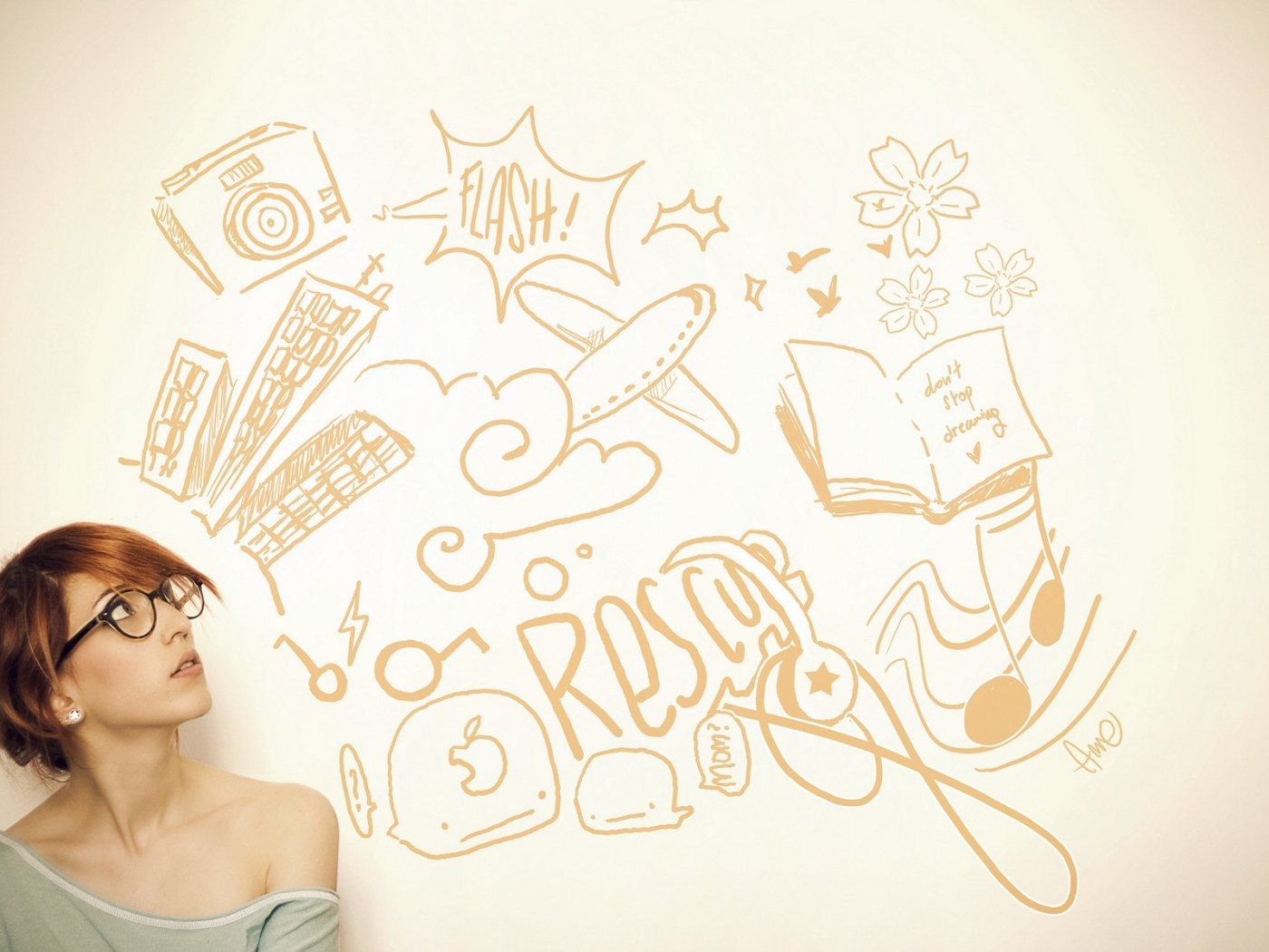 Девушка в очках смотрит на рисунки