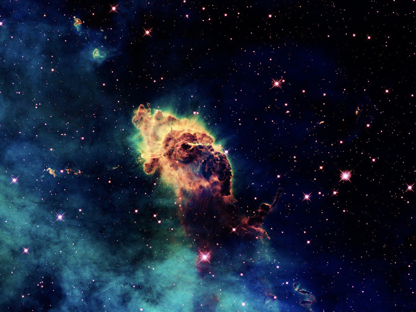 Астероид летящий в космосе