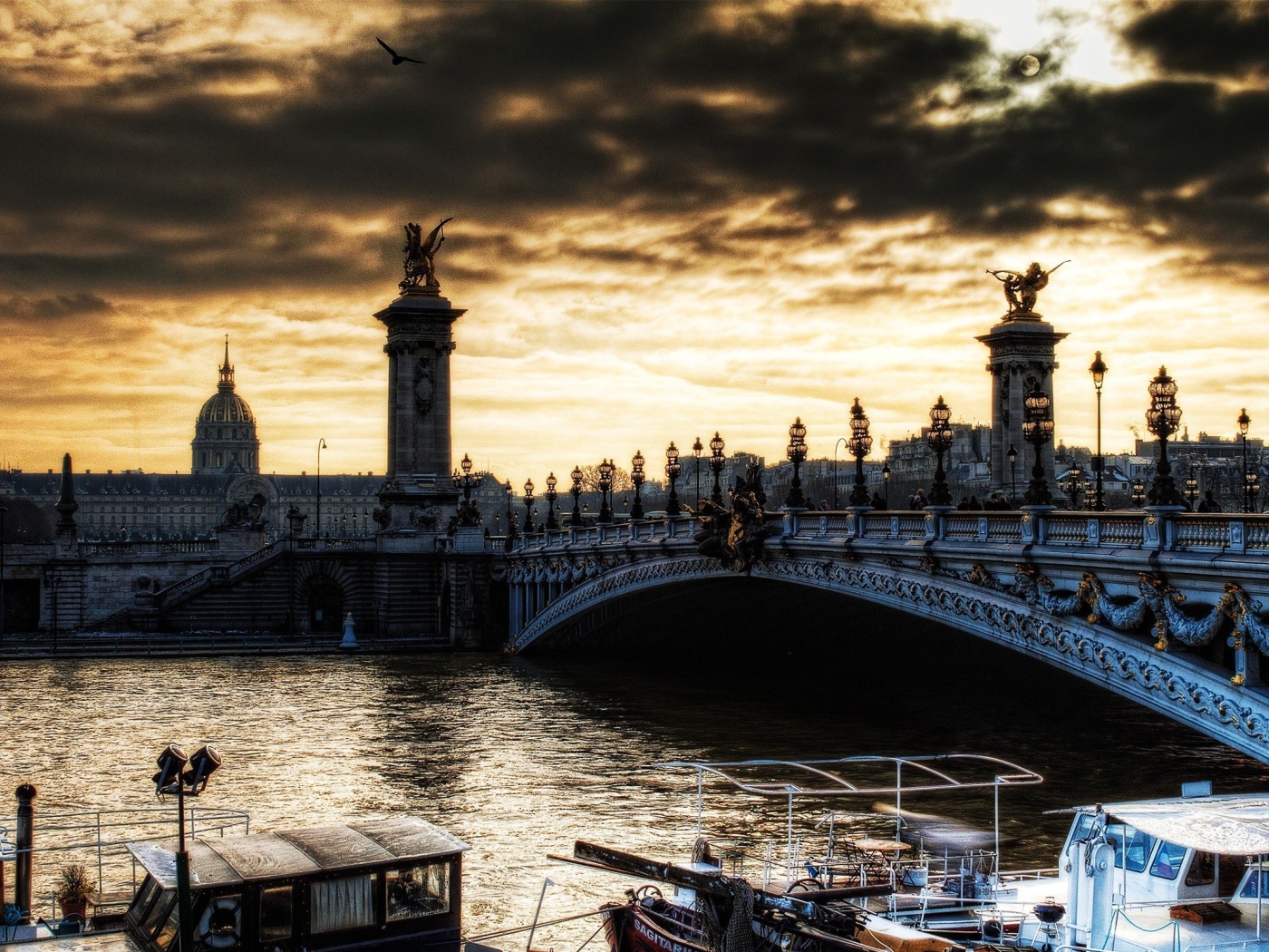 Мост в вечернем Париже