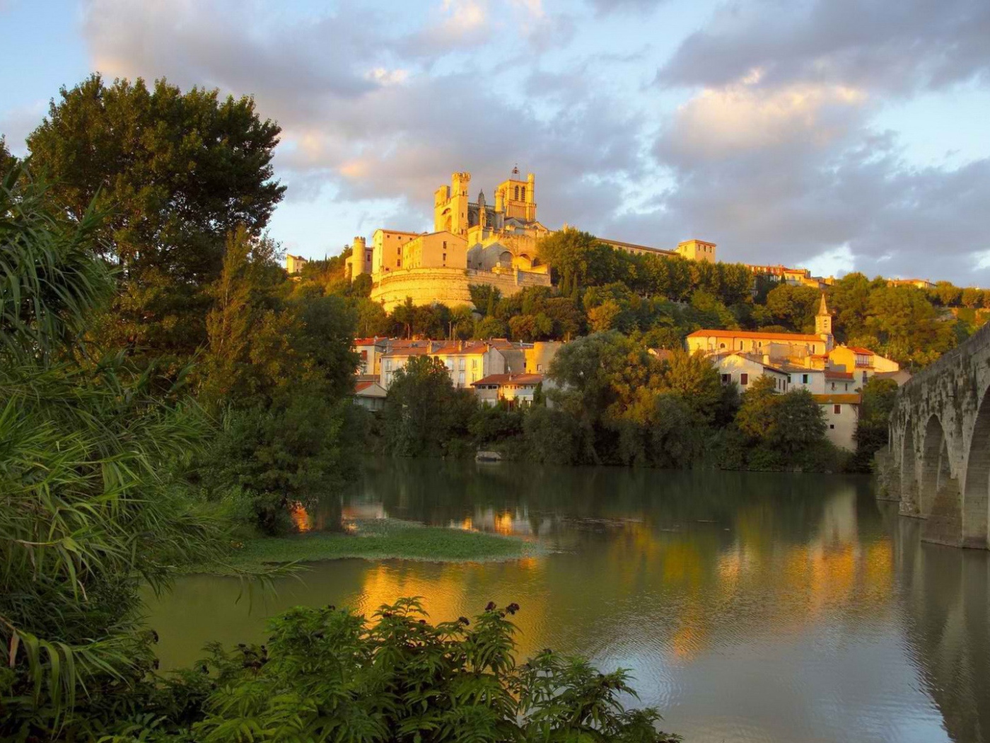 Пейзаж Франции с собором