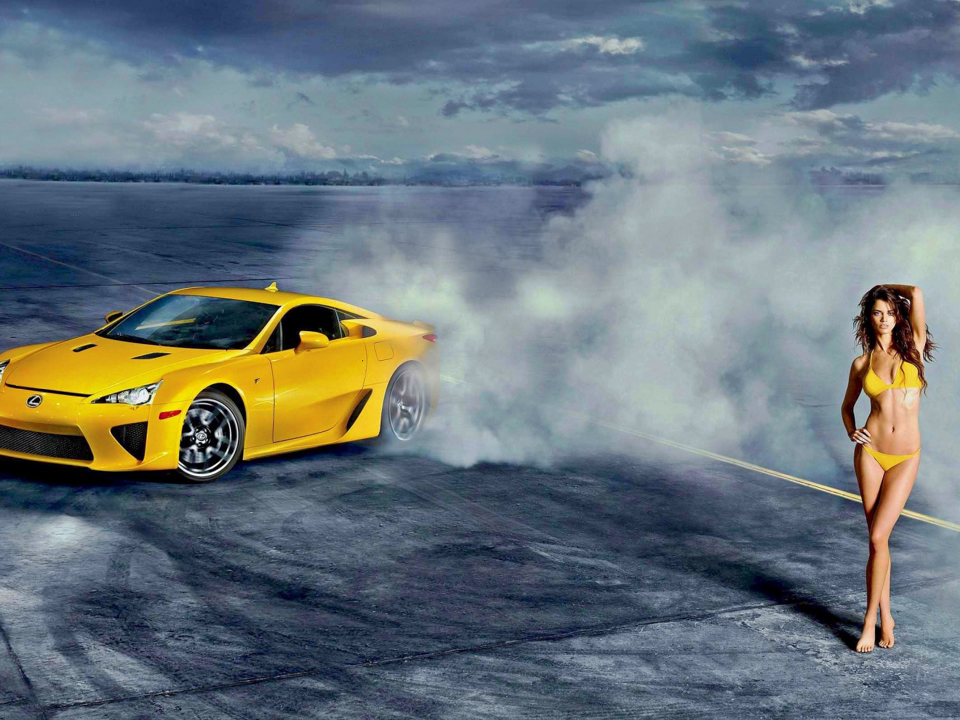 Спортивная девушка и спортивная машина