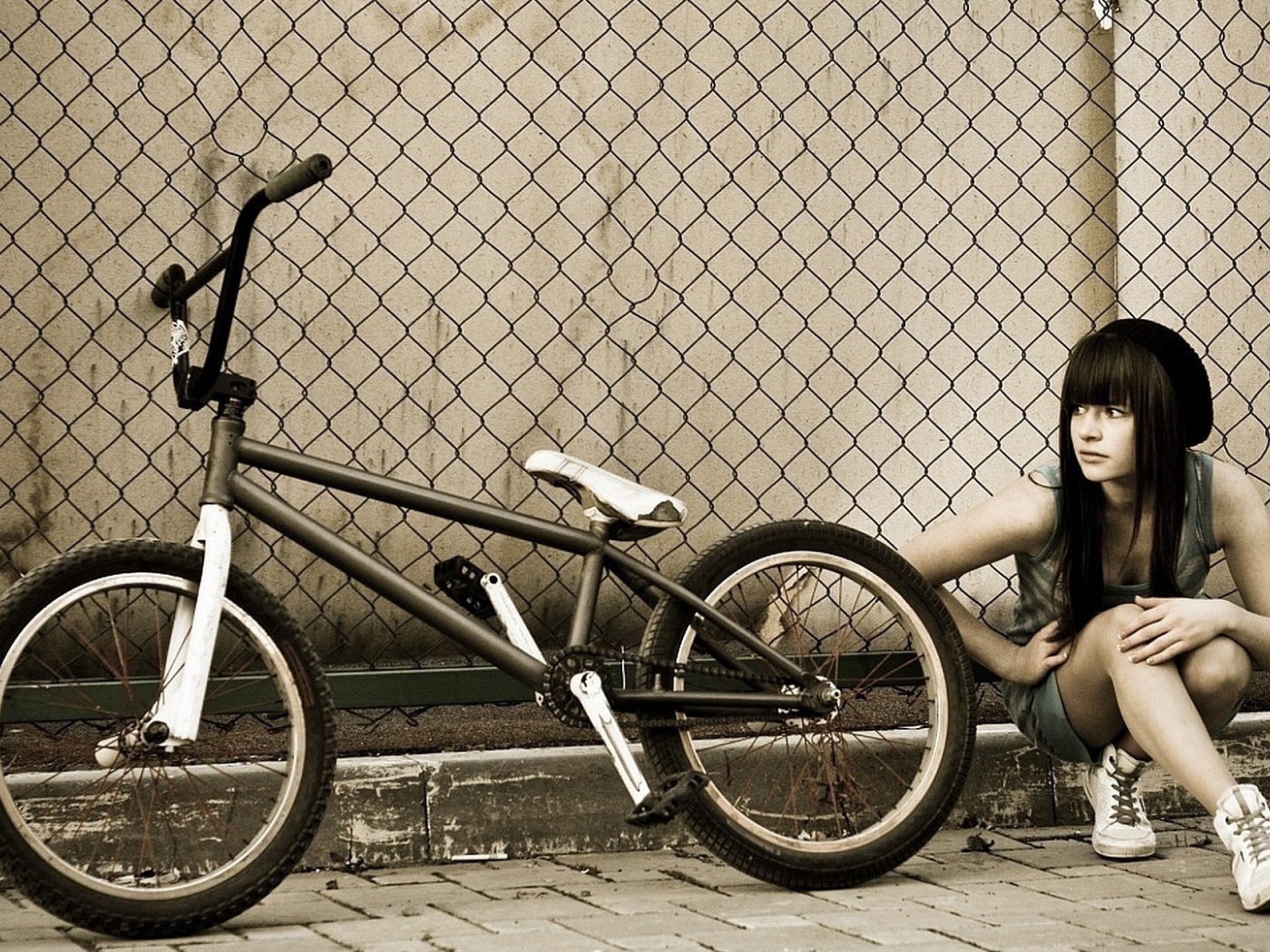 Спортивная девушка с велосипедом