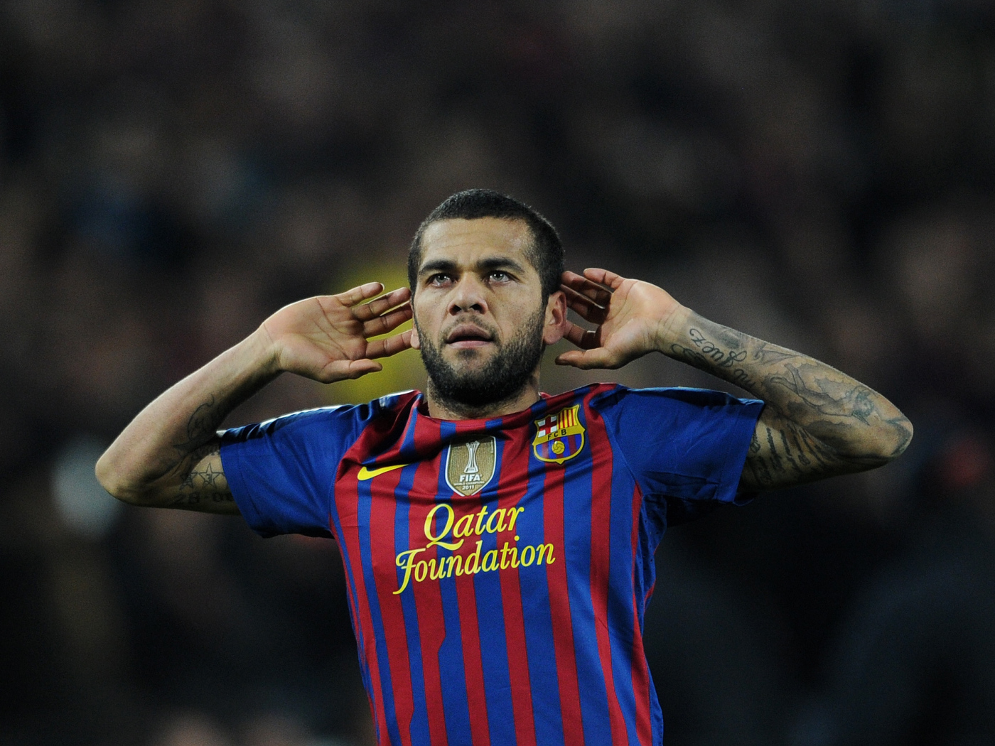 Барселона Даниэл Алвес слушает болельщиков