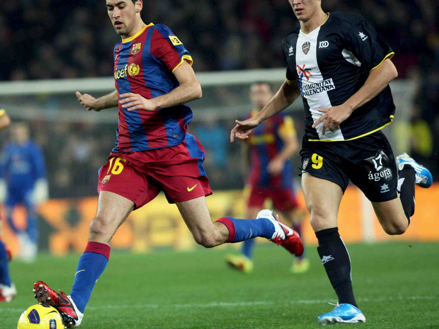 Барселона Серхио Бускетс на футбольном поле