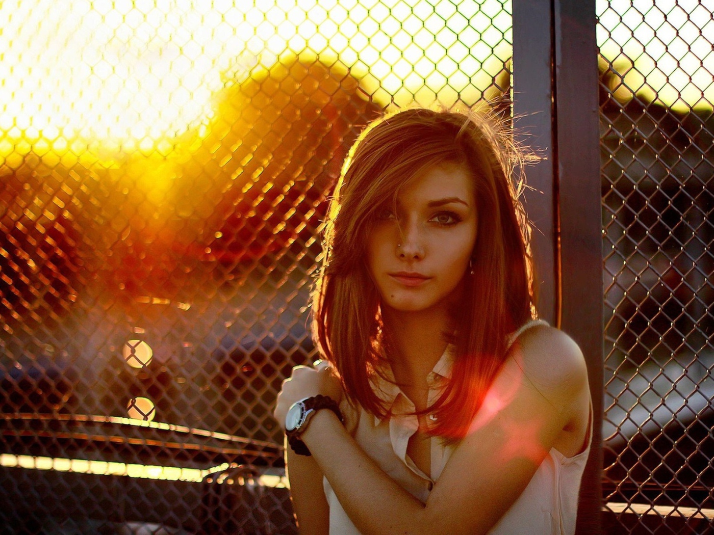 Красивая девушка шатенка с пирсингом в носу